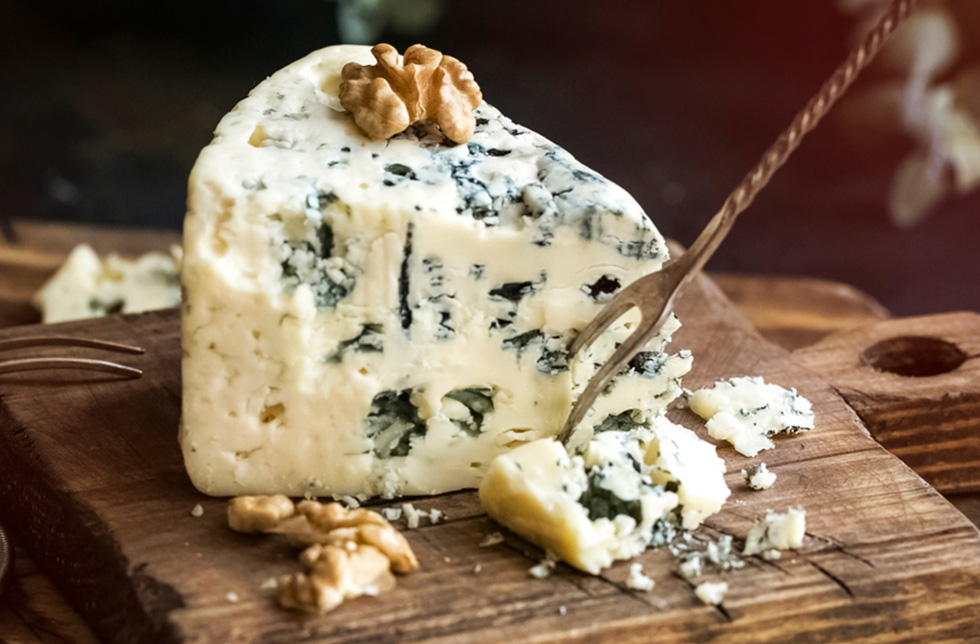 Doporučujeme sýr s modrou plísní vyrobený tradiční recepturou z roku 1956